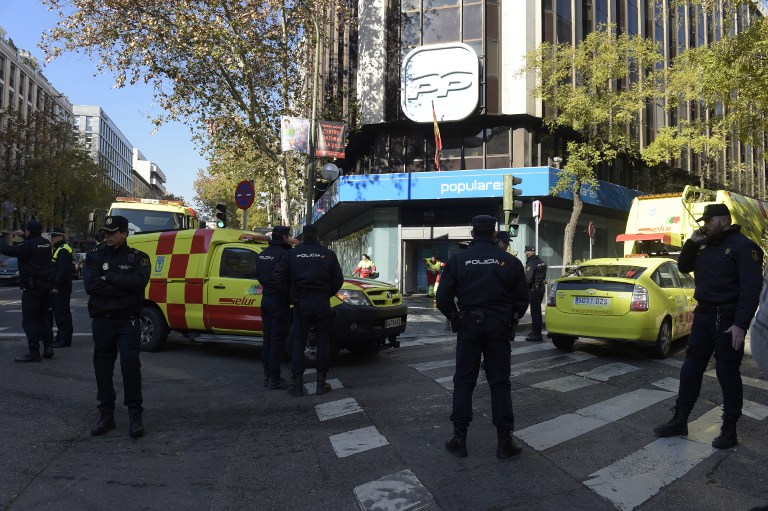 Un hombre estrella un coche con cilindros de gas contra sede del PP en Madrid
