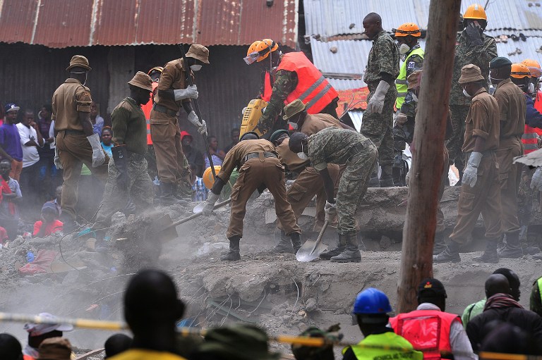 Hallado vivo un bebé bajo edificio derrumbado en Nairobi hace cuatro días