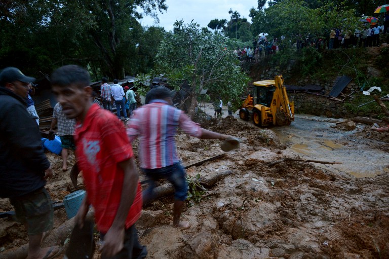 Las excavadoras buscan víctimas entre el lodo en Sri Lanka