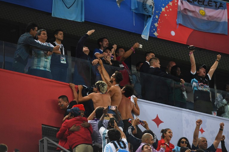 Maradona se desató en las gradas del Argentina- Nigeria