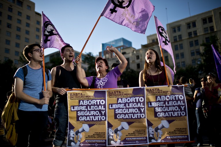 Centenares de chilenas piden a Bachelet legalizar el aborto