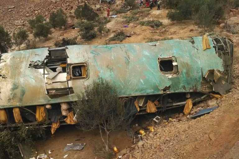 Al menos 44 muertos al caer un autobús a un abismo en Perú