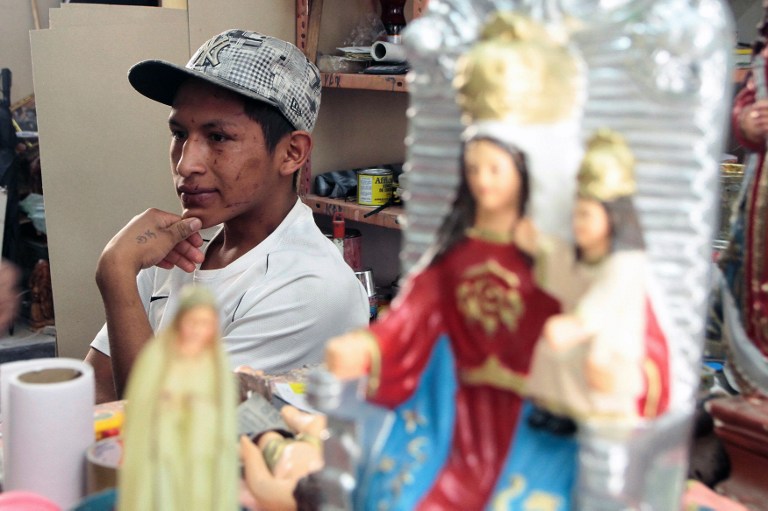 Restauradores de santos de Quito curan y embellecen a clientes de carne y hueso