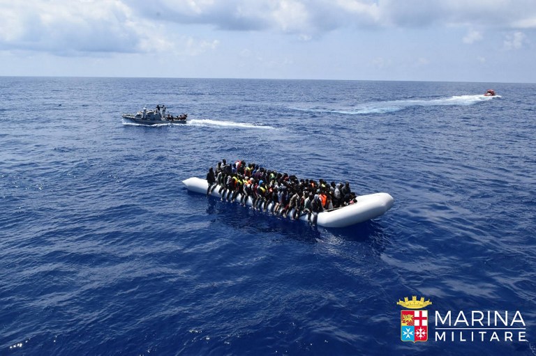 Guardacostas rescatan a unos 5.000 migrantes en el Mediterráneo