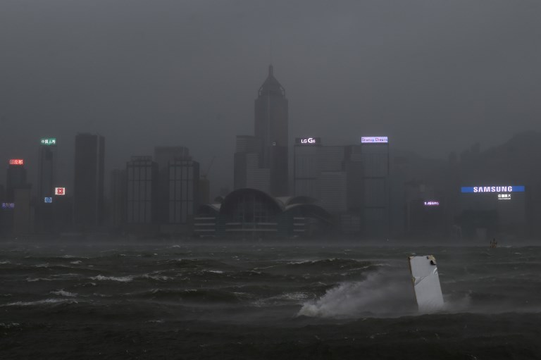 Hong Kong, en alerta máxima por el tifón Hato