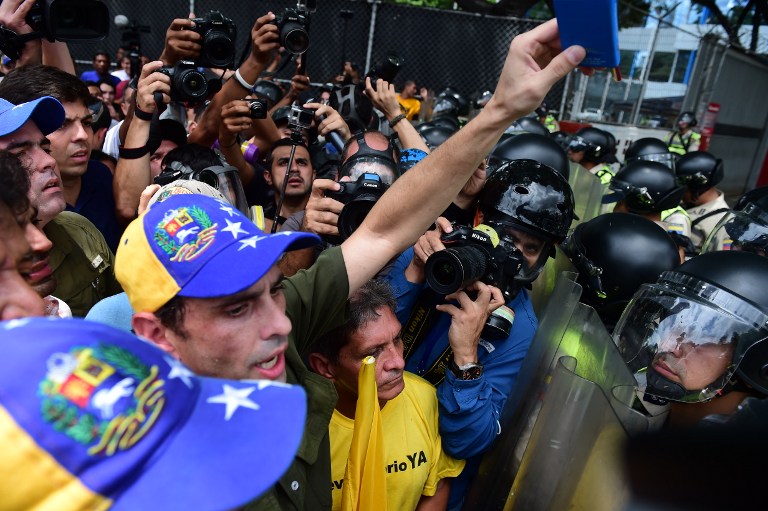 Policía venezolana dispersa con gases marcha sobre revocatoria de Maduro