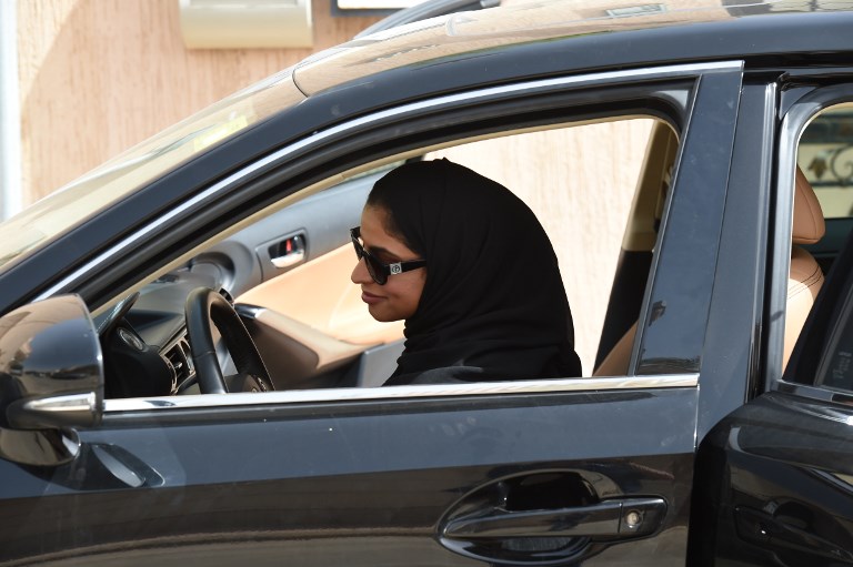 Mujeres de Arabia Saudita conducen por primera vez luego de décadas de prohibición