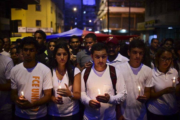 Cientos de venezolanos hacen vigilia por víctimas de las protestas
