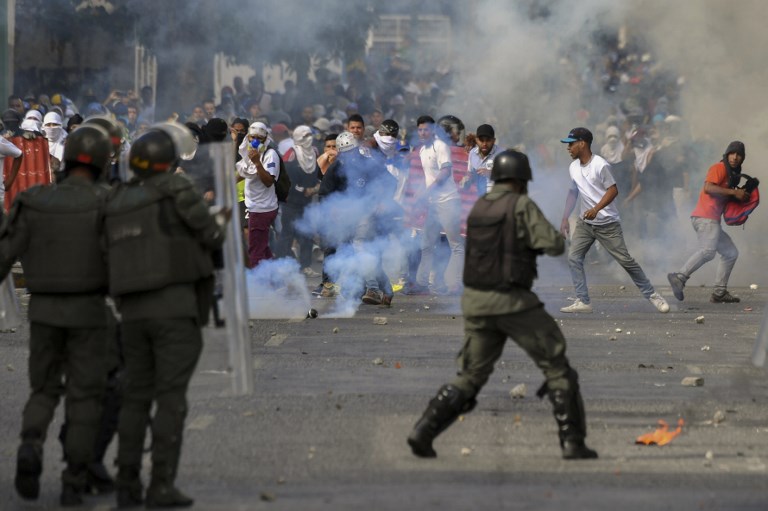Antimotines se enfrentan a manifestantes opositores en Caracas