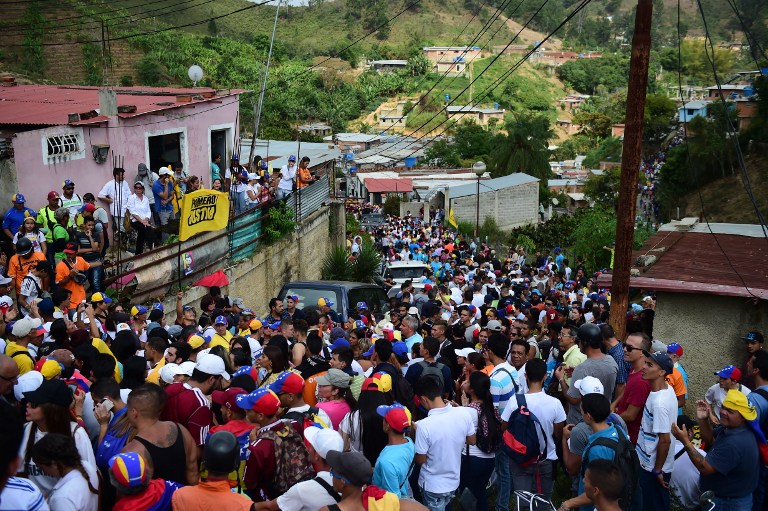 Opositores venezolanos exigen libertad de &quot;presos políticos&quot; frente a prisiones