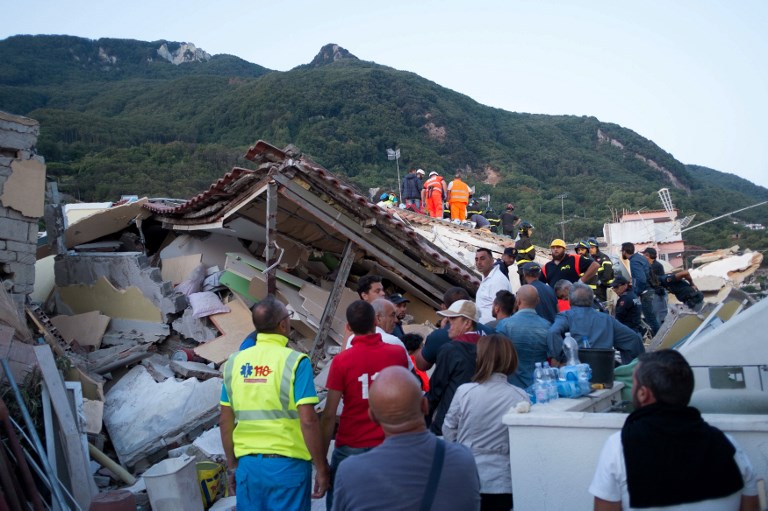 Salvan a 3 niños atrapados tras sismo que dejó 2 muertos en una isla de Italia