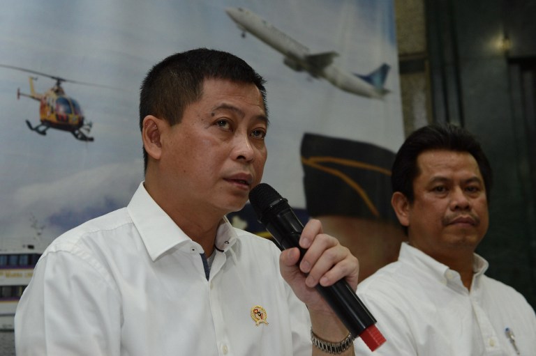 Testigos afirman que el avión desaparecido con 54 personas en Indonesia se estrelló