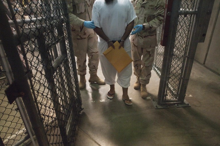 Seis presos de Guantánamo transferidos por EEUU llegan a Uruguay