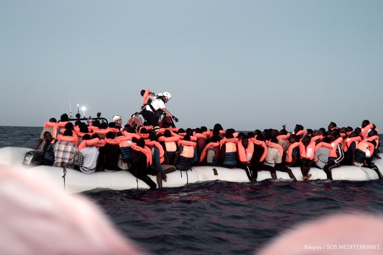 La suerte de 629 migrantes en suspenso por pulseada entre Italia y Malta