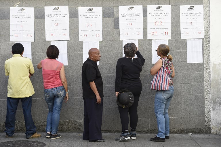 Se desarrollan elecciones venezolanas con escasa asistencia