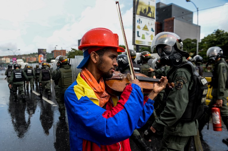 Opositores y militares chocan en marcha contra Constituyente de Maduro