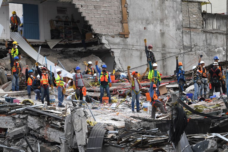 Asciende a más de 300 la cifra de fallecidos por el terremoto de 7,1 grados en México