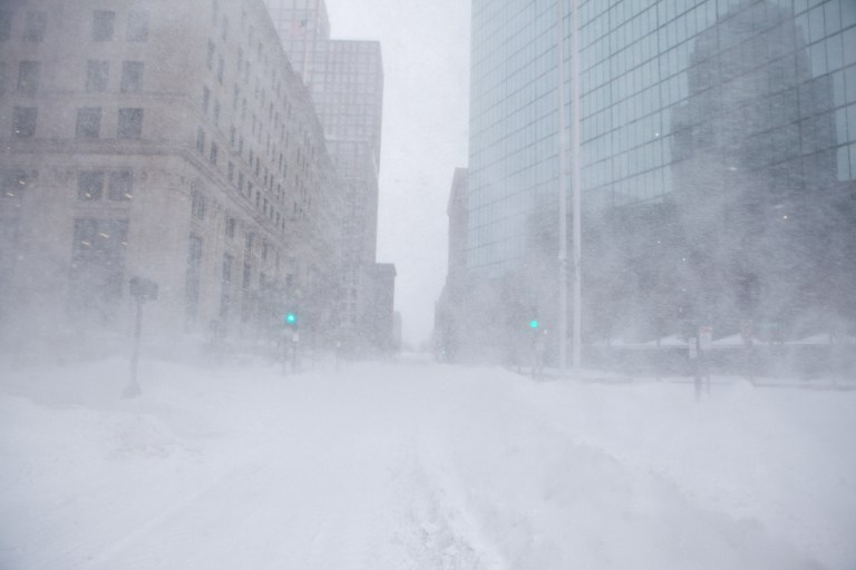Tormenta de nieve perdona a Nueva York pero golpea a Boston
