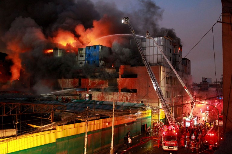 Cuatro desaparecidos y ocho heridos tras incendio en edificio de Lima