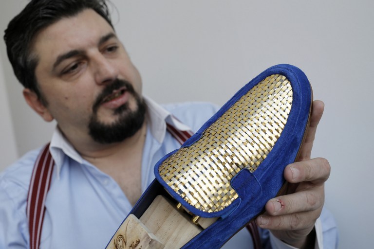Un italiano vende zapatos de oro de 24 quilates valorados en más de $ 30.000