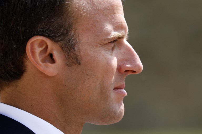 Presidente francés regaña a joven que lo llamó &quot;Manu&quot;