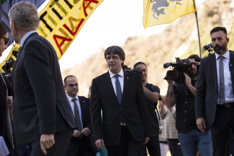 Cataluña: Puigdemont prepara respuesta sobre independencia para gobierno