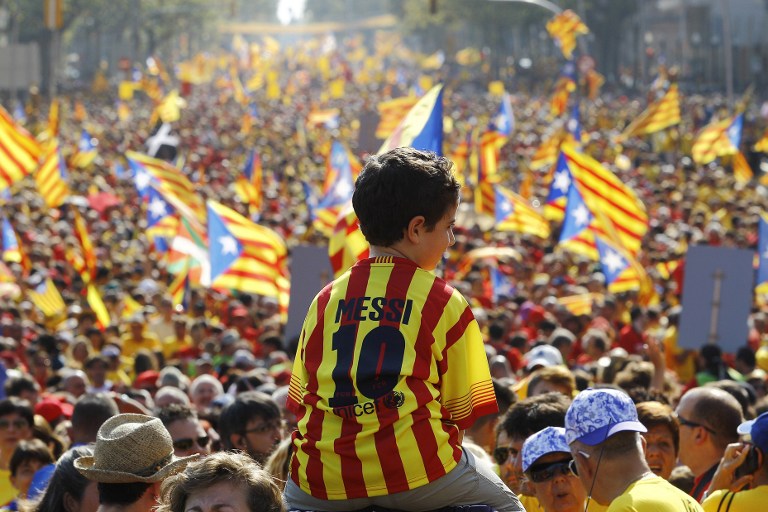 Una multitud amarilla y roja reclama un referéndum independentista en Cataluña