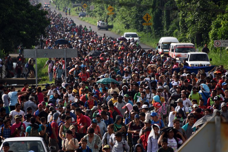 Miles de hondureños en México reanudan caravana