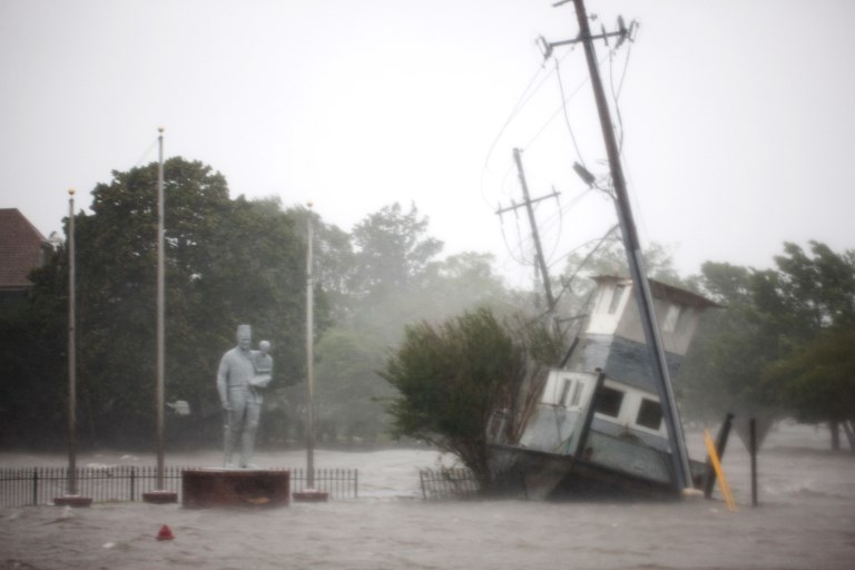 El huracán Florence fue degradado a tormenta tropical