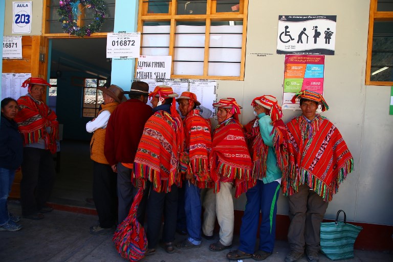 Peruanos apoyan eliminar reelección de legisladores