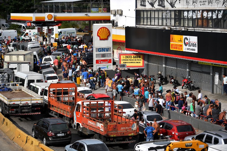 Camioneros brasileños mantienen bloqueos