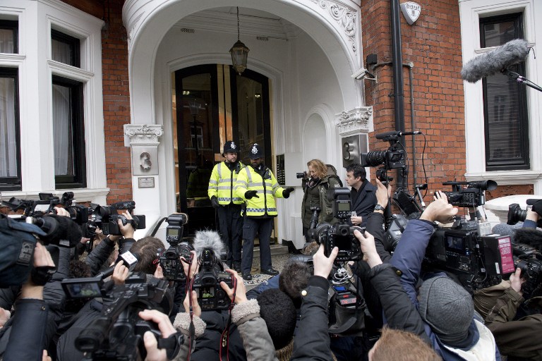 Concluye interrogatorio a Assange por una denuncia de violación