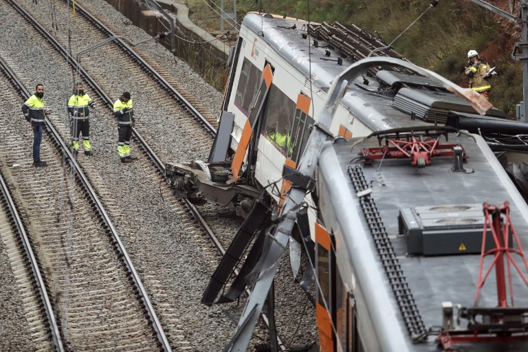 Un muerto y 49 heridos al descarrilar un tren en España