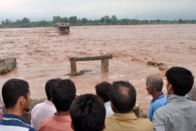 Miles de personas atrapadas por mortíferas lluvias en India y Pakistán