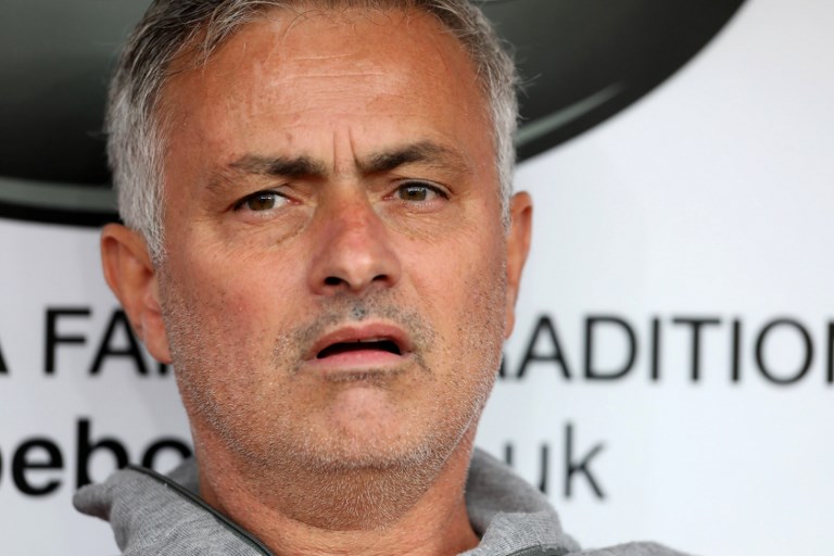 Jose Mourinho se cayó afuera del estadio Wembley