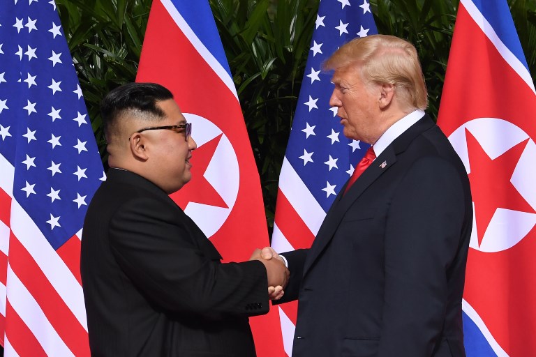 Trump y Kim, en un histórico apretón de manos
