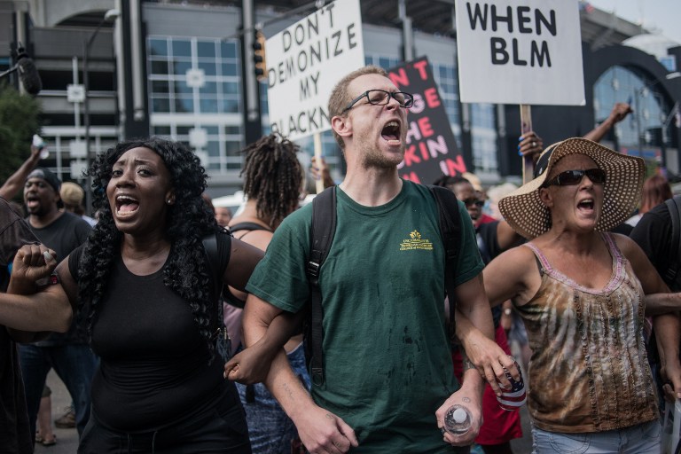 Nuevas marchas en Charlotte tras difundirse videos de afroamericano