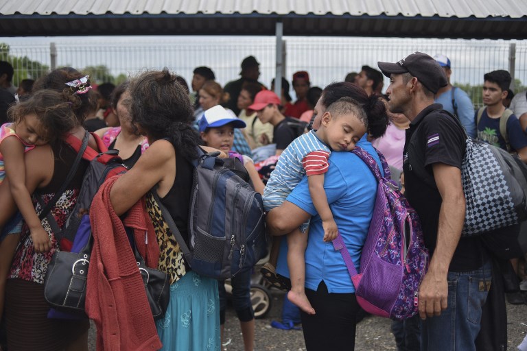 México abre frontera a mujeres y niños migrantes