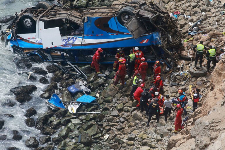 Al menos 36 muertos por la caída de un autobús a un abismo en el Perú