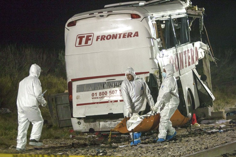 20 muertos por choque de tren y autobús en noreste de México