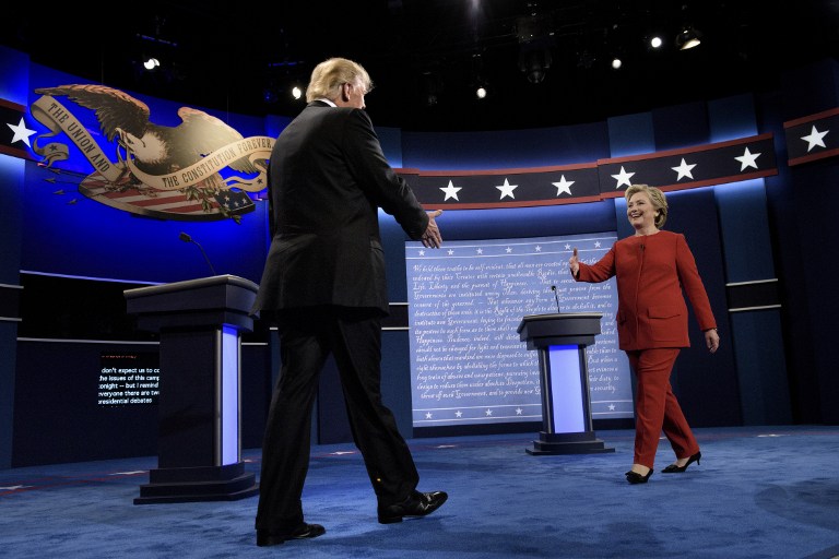 Analistas consideran que Hillary Clinton dominó el debate del lunes