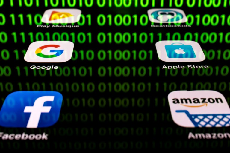 Facebook suspende 200 apps por uso indebido de datos