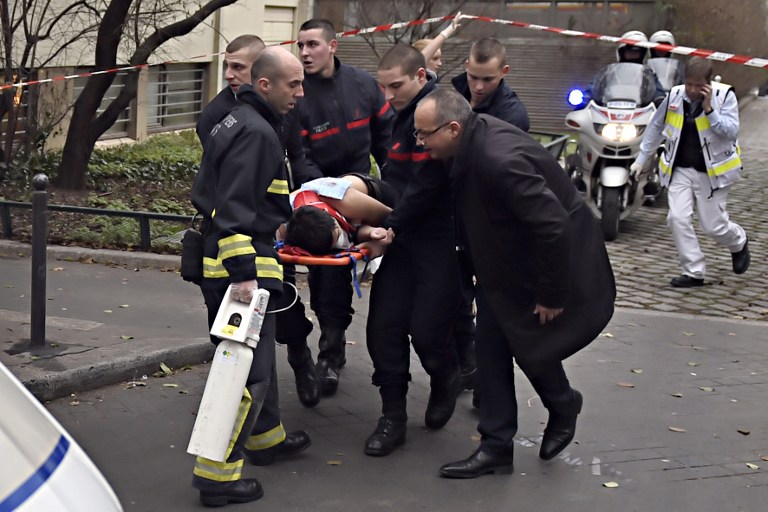 &quot;Charcos de sangre&quot; tras atentado contra semanario satírico en París