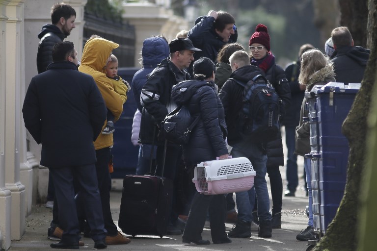 Diplomáticos rusos abandonan embajada en Londres tras expulsión
