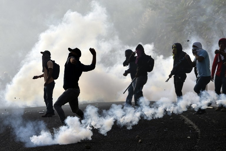 Compañeros de los 43 estudiantes de Ayotzinapa se enfrentan con la policía