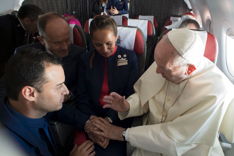 El papa Francisco celebró el matrimonio de dos tripulantes en el vuelo hacia Iquique