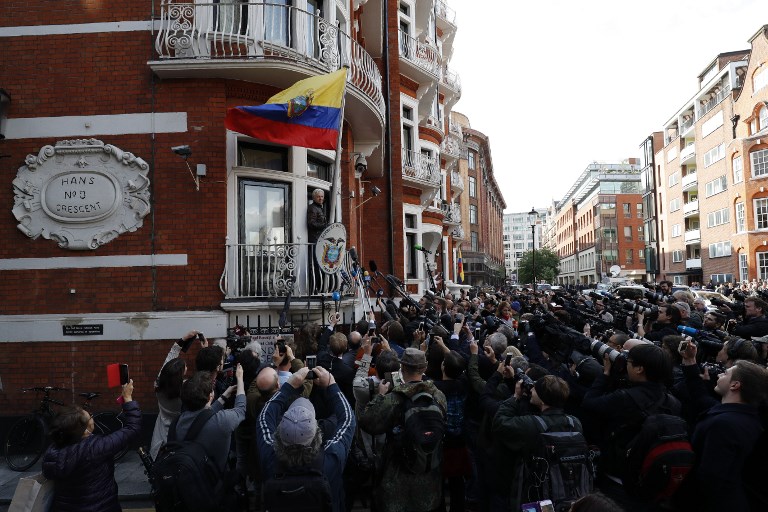 Excanciller considera que naturalización de Assange es error diplomático del Gobierno