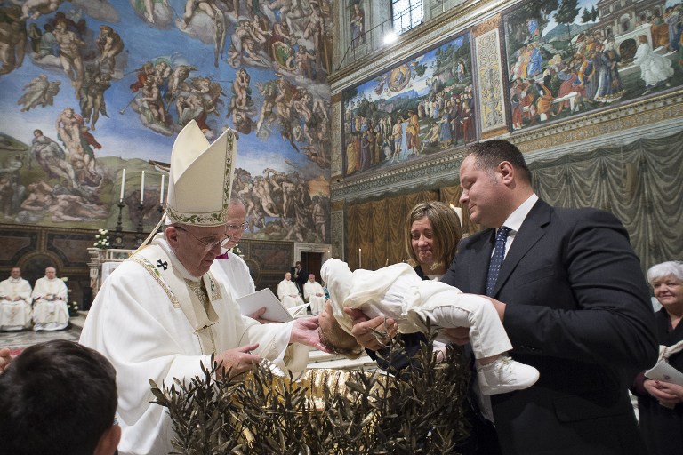 El papa bautiza a 26 bebés y considera la fe como la &quot;herencia más bella&quot;