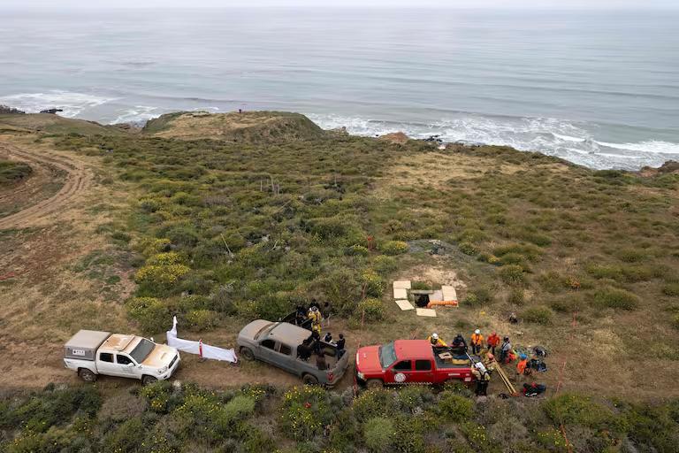 Vista aérea del pozo donde fueron hallados cuatro cadáveres, tres serían de los surfistas desaparecidos.