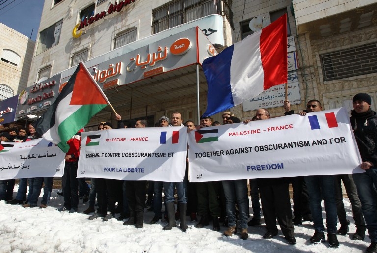 Decenas de palestinos se manifiestan en apoyo a víctimas de atentados en Francia